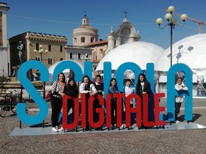 foto di gruppo con logo scuola digitale