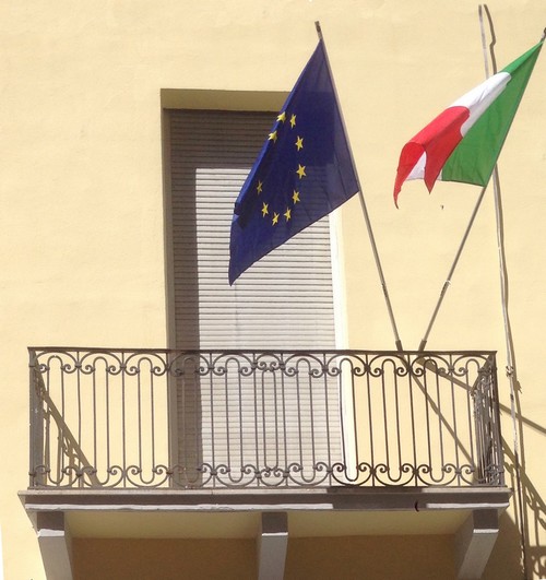 veduta del balcone con bandiere