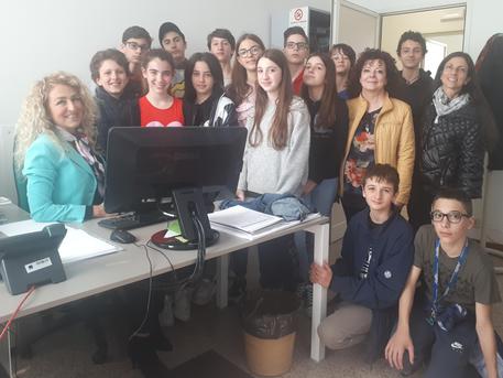 giovani videomaker crescono - foto di gruppo con il dirigente scolastico