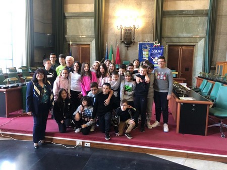 Gruppo di classe con la Presidente ANCRI Anna Maria Di Rita e l’artista Mimmo Sarchiapone