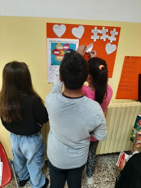 i bambini allestiscono il poster